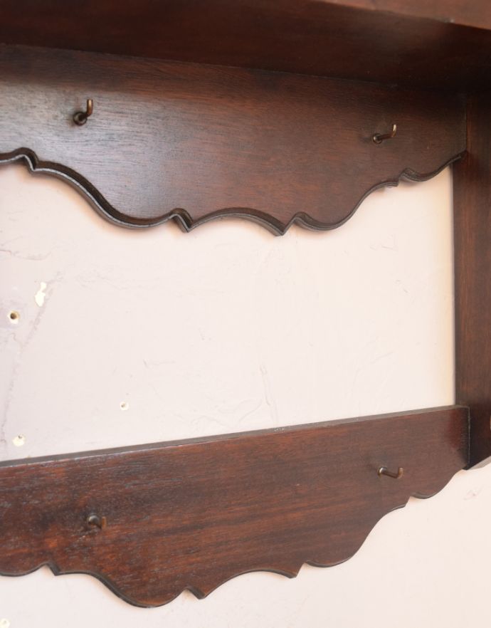 ウォールシェルフ・ウォールハンガー　アンティーク家具　カッティングが美しい大人色のアンティークの木製シェルフ。棚の下には、フックが４つ付いています。(q-579-f)