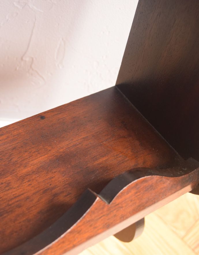 ウォールシェルフ・ウォールハンガー　アンティーク家具　カッティングが美しい大人色のアンティークの木製シェルフ。木製の棚は、アンティークならではの風合いも感じられます。(q-579-f)