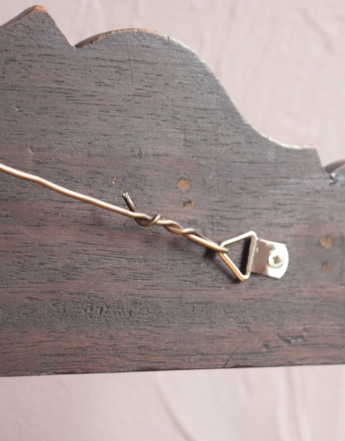 ウォールシェルフ・ウォールハンガー　アンティーク家具　カッティングが美しい大人色のアンティークの木製シェルフ。壁に取り付ける用の金具が付いています。(q-579-f)