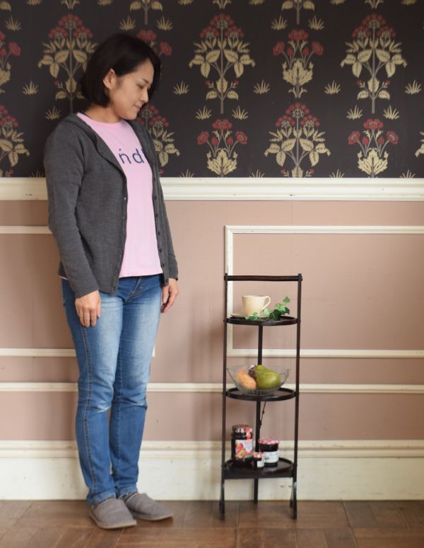 プランツスタンド・ケーキスタンド　アンティーク家具　優雅なアフタヌーンティーアイテム、英国のアンティークケーキスタンド（テーブル）。ティータイムでの必需品、木製のケーキスタンドです。(q-580-f)