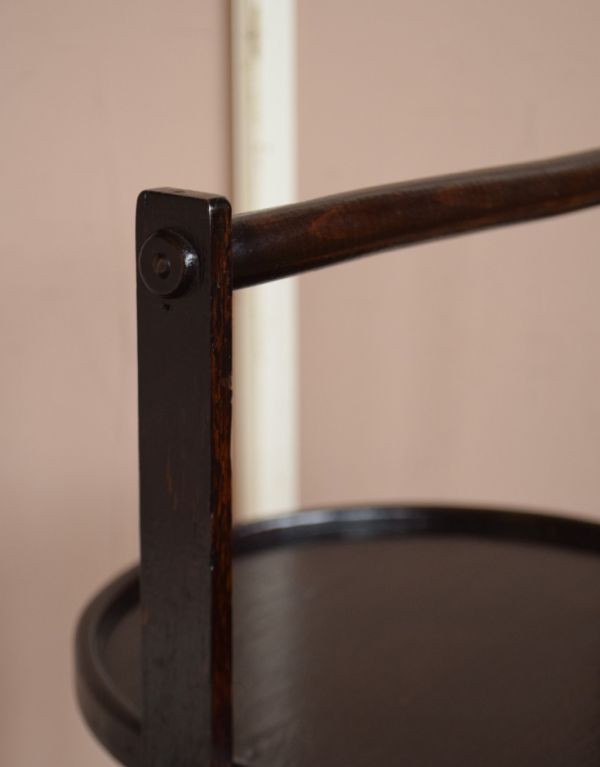 プランツスタンド・ケーキスタンド　アンティーク家具　優雅なアフタヌーンティーアイテム、英国のアンティークケーキスタンド（テーブル）。持ち手が付いているので移動もらくらくです。(q-580-f)