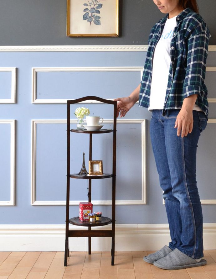 ロイドテーブル アンティーク家具 憧れの小さい英国のアンティーク家具、3段タイプのケーキスタンド(テーブル)。ティータイムでの必需品、木製のケーキスタンドです。(q-581-f-1)