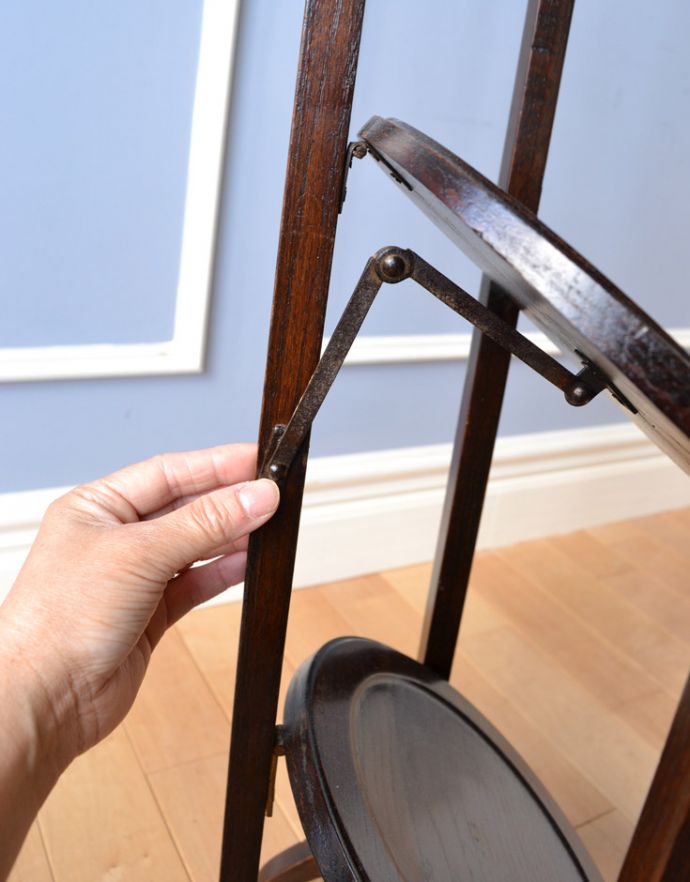 ロイドテーブル アンティーク家具 憧れの小さい英国のアンティーク家具、3段タイプのケーキスタンド(テーブル)。組み立てるときは写真のようにバーを上下します。(q-581-f-1)