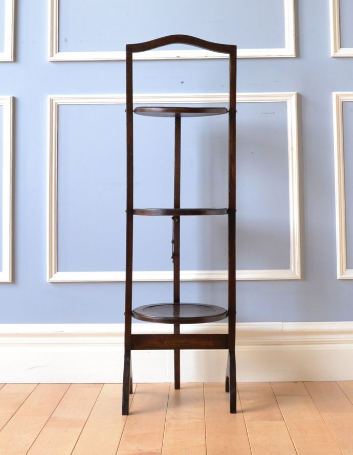 ロイドテーブル アンティーク家具 憧れの小さい英国のアンティーク家具、3段タイプのケーキスタンド(テーブル)。収納すると場所をとってしまう、ガラスのケーキスタンドやティーポットを飾っても素敵ですよ。(q-581-f-1)