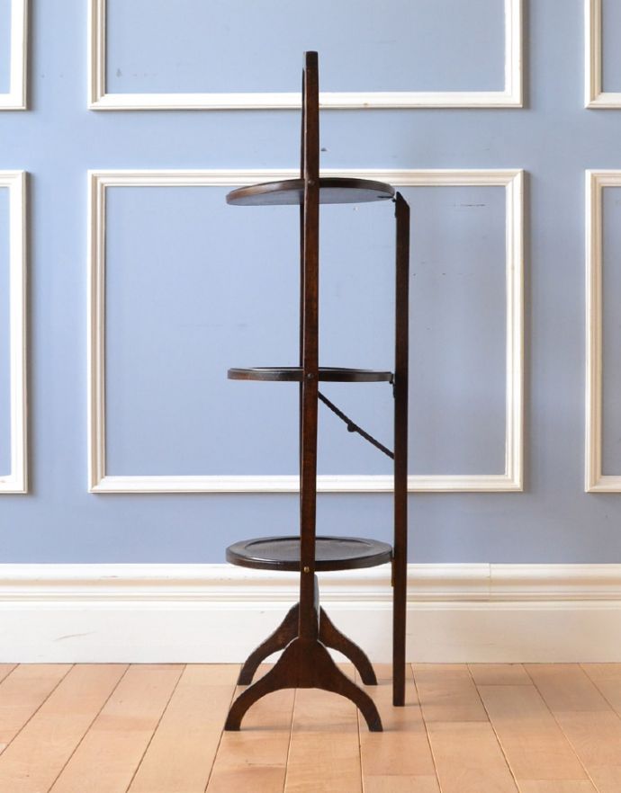 ロイドテーブル アンティーク家具 憧れの小さい英国のアンティーク家具、3段タイプのケーキスタンド(テーブル)。きちんとメンテナンスしてあるので、キレイです。(q-581-f-1)