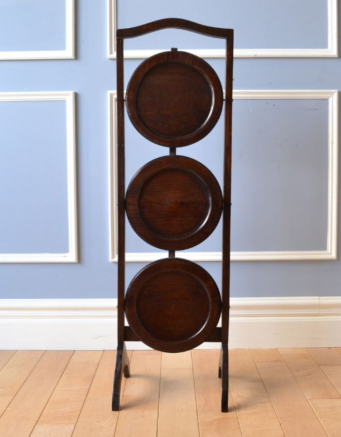 ロイドテーブル アンティーク家具 憧れの小さい英国のアンティーク家具、3段タイプのケーキスタンド(テーブル)。こんなにコンパクトになります。(q-581-f-1)