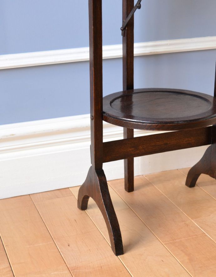 ロイドテーブル アンティーク家具 憧れの小さい英国のアンティーク家具、3段タイプのケーキスタンド(テーブル)。繊細でキレイな脚です。(q-581-f-1)