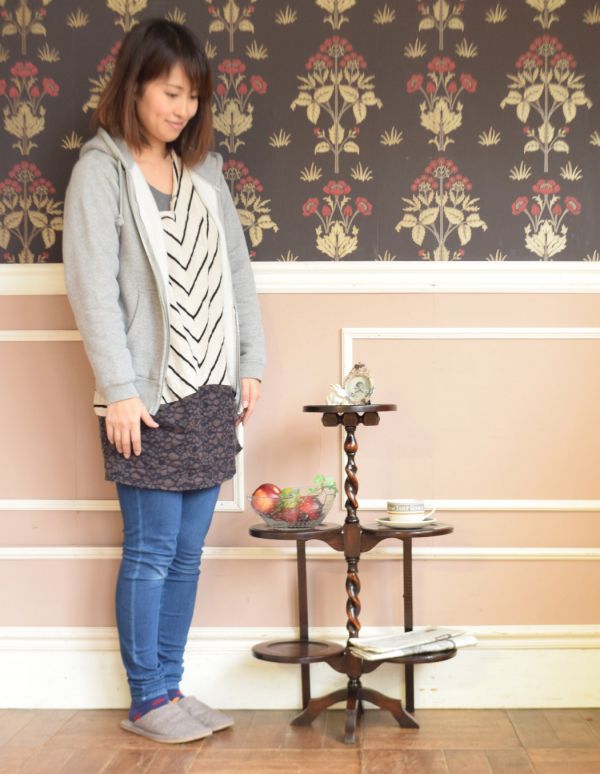 プランツスタンド・ケーキスタンド　アンティーク家具　ティータイムに使える小ぶりなアンティークのケーキスタンド（テーブル）。ティータイムでの必需品、木製のケーキスタンドです。(q-584-f)