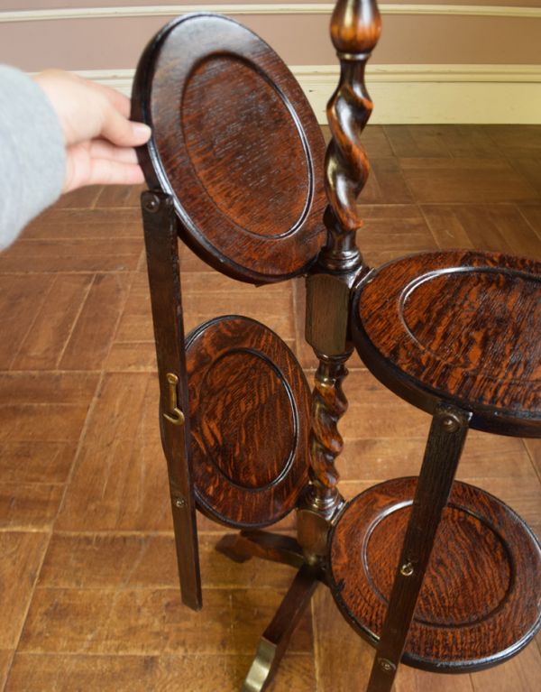 プランツスタンド・ケーキスタンド　アンティーク家具　ティータイムに使える小ぶりなアンティークのケーキスタンド（テーブル）。とっても簡単に折りたたむ事ができます。(q-584-f)