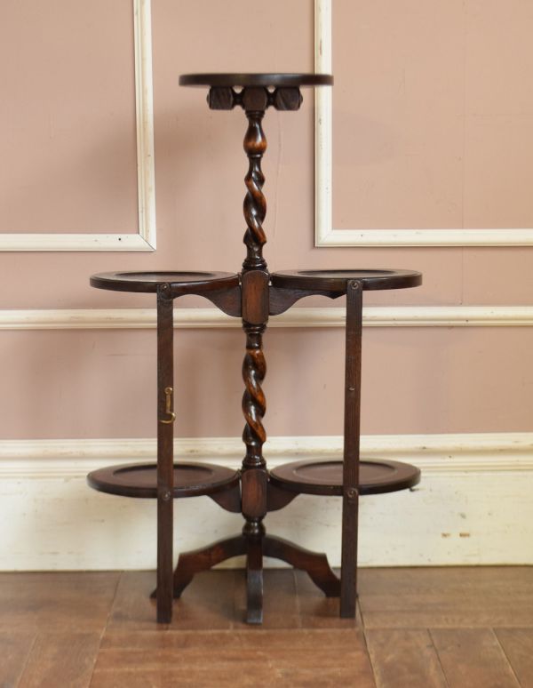 プランツスタンド・ケーキスタンド　アンティーク家具　ティータイムに使える小ぶりなアンティークのケーキスタンド（テーブル）。収納すると場所をとってしまう、ガラスのケーキスタンドやティーポットを飾っても素敵ですよ。(q-584-f)