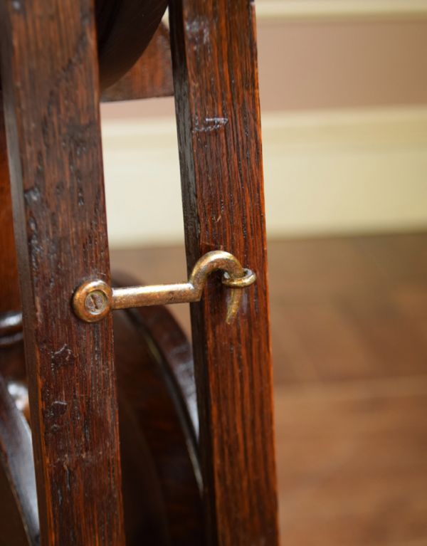 プランツスタンド・ケーキスタンド　アンティーク家具　ティータイムに使える小ぶりなアンティークのケーキスタンド（テーブル）。サイドに金具付いています。(q-584-f)