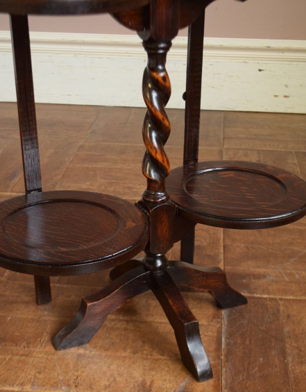 プランツスタンド・ケーキスタンド　アンティーク家具　ティータイムに使える小ぶりなアンティークのケーキスタンド（テーブル）。安定感のあるキレイな脚です。(q-584-f)