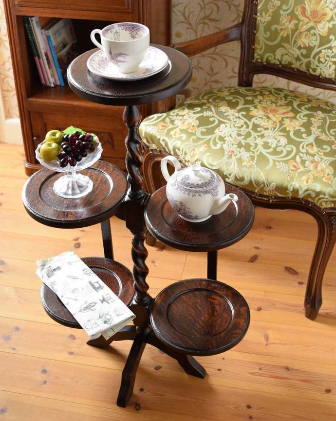 プランツスタンド・ケーキスタンド　アンティーク家具　ティータイムに使える小ぶりなアンティークのケーキスタンド（テーブル）。美しいディスプレイ棚としても使えます。(q-584-f)