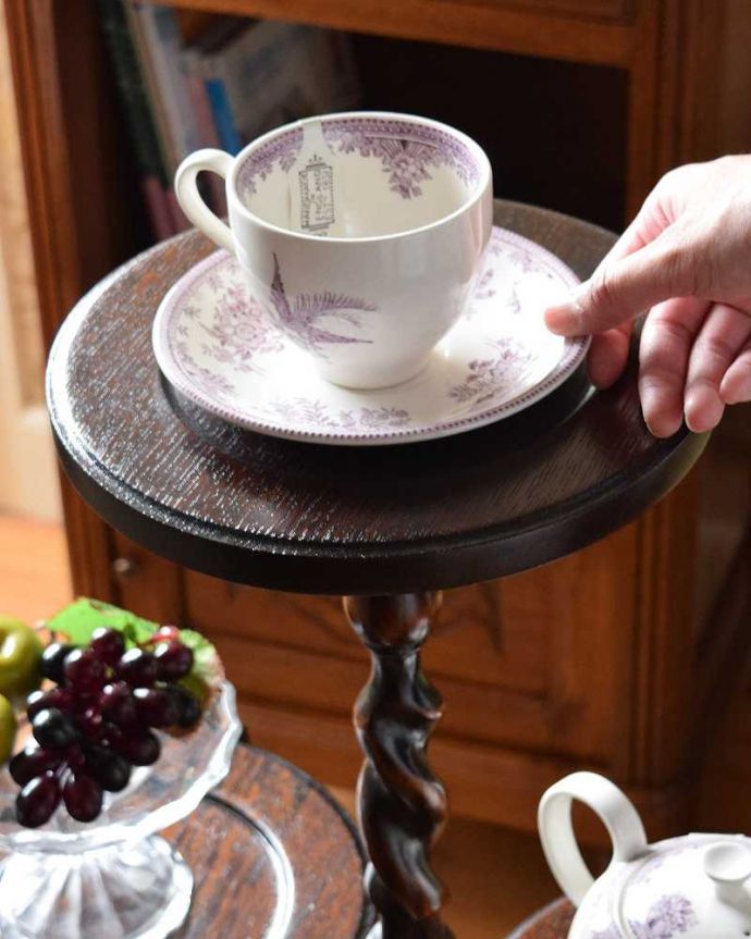 プランツスタンド・ケーキスタンド　アンティーク家具　ティータイムに使える小ぶりなアンティークのケーキスタンド（テーブル）。小さな台として便利に使えるので、使いたい場所にちょっと持って行って気軽に使ってみましょう。(q-584-f)