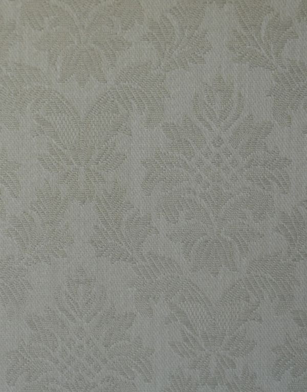 アンティークのキャビネット　アンティーク家具　英国スタイルの上品なアンティークのガラスキャビネット。柄物の食器やお気に入りのアイテムが引き立つような生地になっています。(q-585-f)