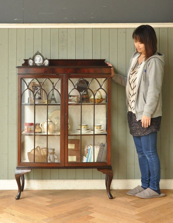 アンティークのキャビネット アンティーク家具 大きなガラス扉の英国アンティーク家具、ガラスキャビネット。本棚としてはもちろん、グラスや食器を並べて飾り棚としても素敵ですよ。(q-587-f)