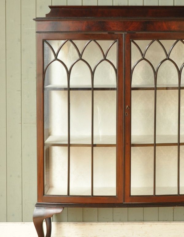 アンティークのキャビネット アンティーク家具 大きなガラス扉の英国アンティーク家具、ガラスキャビネット。美しい木製の装飾が上品さを生んでくれます。(q-587-f)