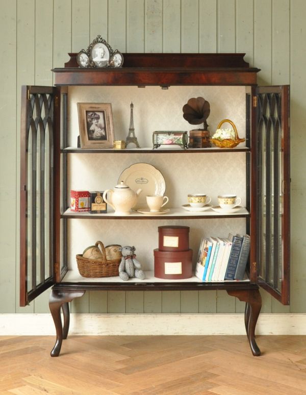 アンティークのキャビネット アンティーク家具 大きなガラス扉の英国アンティーク家具、ガラスキャビネット。両開きで出し入れもしやすいですよ。(q-587-f)