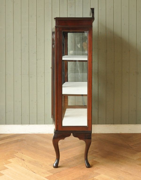 アンティークのキャビネット アンティーク家具 大きなガラス扉の英国アンティーク家具、ガラスキャビネット。サイドもガラスなので、どこから見ても美しいです!しっかり作られているので、安心してお使いいただけます。(q-587-f)