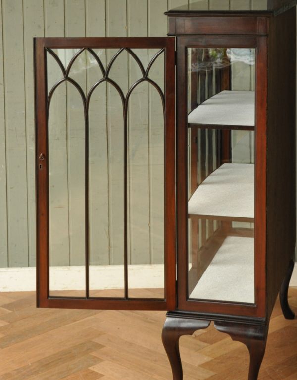 アンティークのキャビネット アンティーク家具 大きなガラス扉の英国アンティーク家具、ガラスキャビネット。木の装飾が上品なアクセントになっています。(q-587-f)