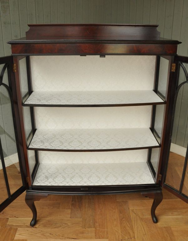 アンティークのキャビネット アンティーク家具 大きなガラス扉の英国アンティーク家具、ガラスキャビネット。キレイに修復してありますので、いろんなものを収納して下さい。(q-587-f)