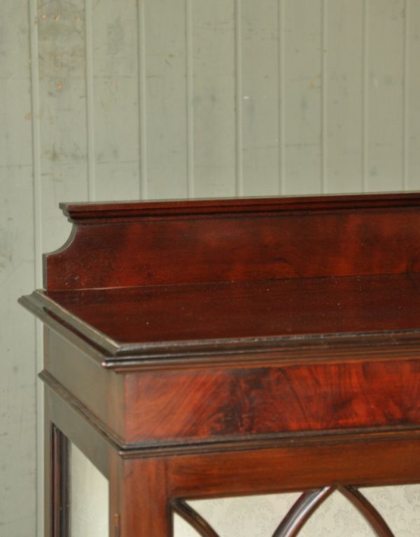 アンティークのキャビネット アンティーク家具 大きなガラス扉の英国アンティーク家具、ガラスキャビネット。隅々まで美しい装飾があります。(q-587-f)