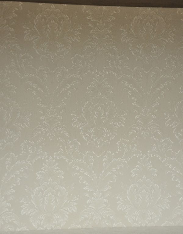 アンティークのキャビネット アンティーク家具 大きなガラス扉の英国アンティーク家具、ガラスキャビネット。柄物の食器やお気に入りのアイテムが引き立つような生地になっています。(q-587-f)