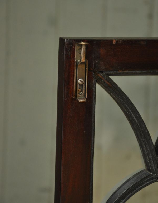 アンティークのキャビネット アンティーク家具 大きなガラス扉の英国アンティーク家具、ガラスキャビネット。扉を留めるためのストッパーも当時のものです。(q-587-f)