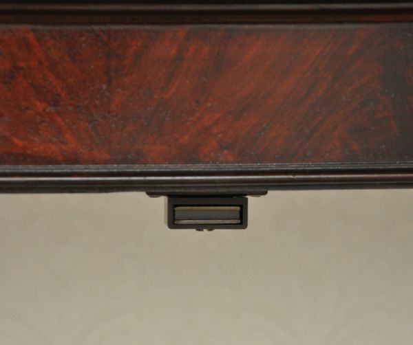 アンティークのキャビネット アンティーク家具 大きなガラス扉の英国アンティーク家具、ガラスキャビネット。マグネットが付いているので開閉はスムーズです。(q-587-f)