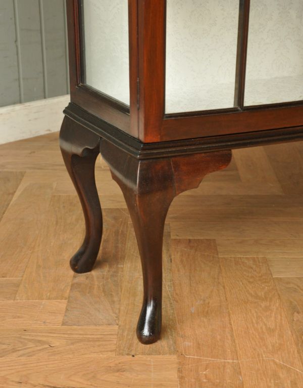 アンティークのキャビネット アンティーク家具 大きなガラス扉の英国アンティーク家具、ガラスキャビネット。しっかりとした安定感があります。(q-587-f)