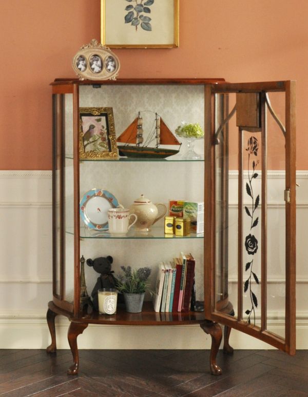 アンティークのキャビネット　アンティーク家具　ローズ×時計が付いた英国アンティークのガラスキャビネット（飾り棚）。３段あります。(q-588-f)