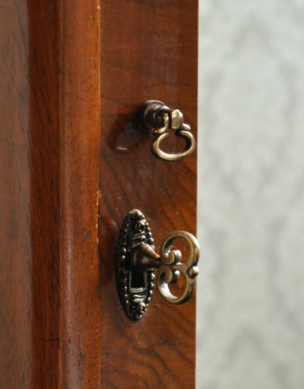 アンティークのキャビネット　アンティーク家具　ローズ×時計が付いた英国アンティークのガラスキャビネット（飾り棚）。小さな取っ手がちょこんと付いています。(q-588-f)