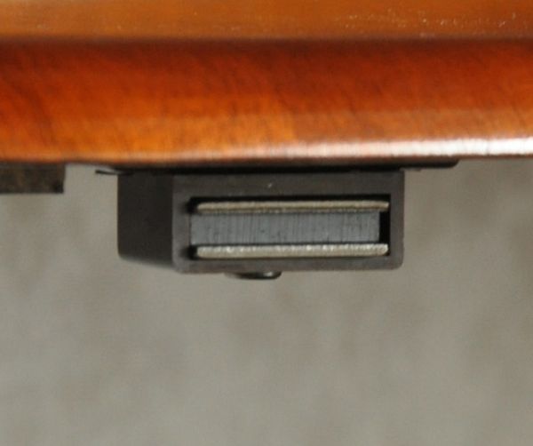 アンティークのキャビネット　アンティーク家具　ローズ×時計が付いた英国アンティークのガラスキャビネット（飾り棚）。マグネットが付いているので開閉はスムーズです。(q-588-f)