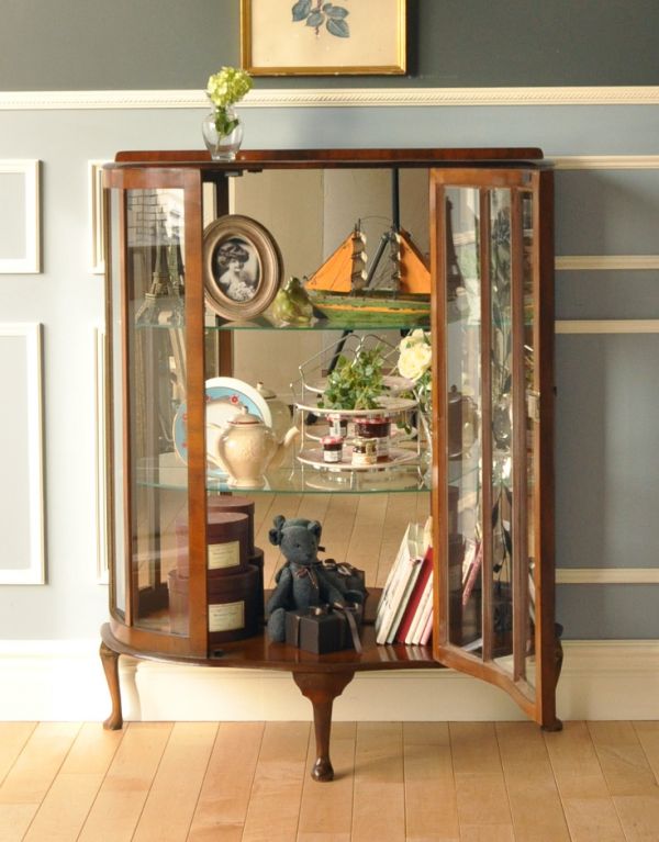 アンティークのキャビネット　アンティーク家具　イギリスのアンティーク家具、ミラーバックのショーケース（ガラスキャビネット） 。中央にある１枚の大きな扉を開くアンティークらしいデザイン。(q-589-f)