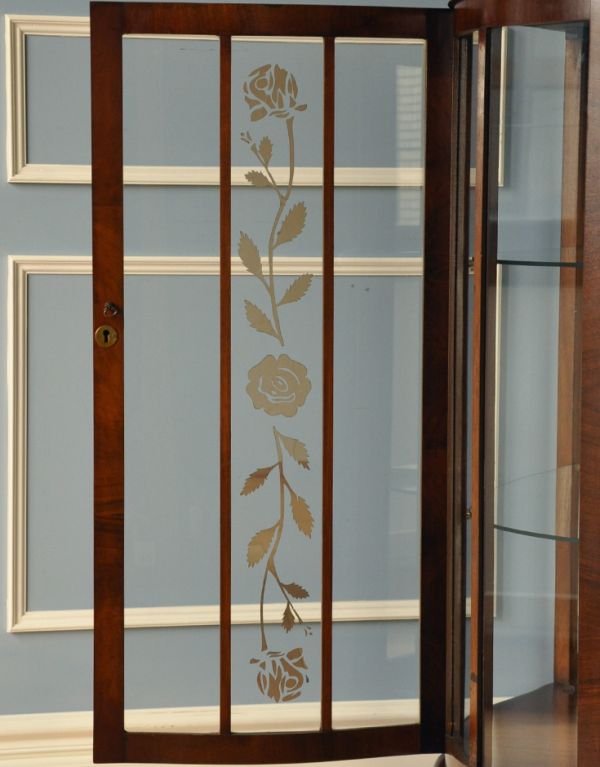 アンティークのキャビネット　アンティーク家具　イギリスのアンティーク家具、ミラーバックのショーケース（ガラスキャビネット） 。ガラスもアンティークならでは。(q-589-f)