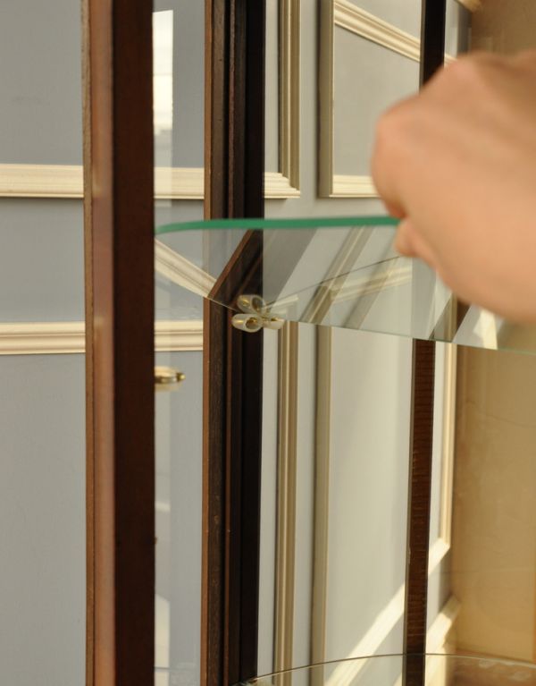 アンティークのキャビネット　アンティーク家具　イギリスのアンティーク家具、ミラーバックのショーケース（ガラスキャビネット） 。棚板は可動です。(q-589-f)