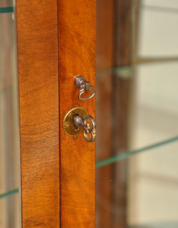 アンティークのキャビネット　アンティーク家具　イギリスのアンティーク家具、ミラーバックのショーケース（ガラスキャビネット） 。小さな取っ手がちょこんと付いています。(q-589-f)