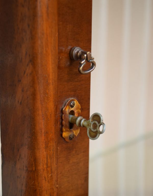 アンティークのキャビネット　アンティーク家具　シンプルなデザインのガラスキャビネット、英国のアンティーク飾り棚。アンティークの鍵です。(q-590-f)