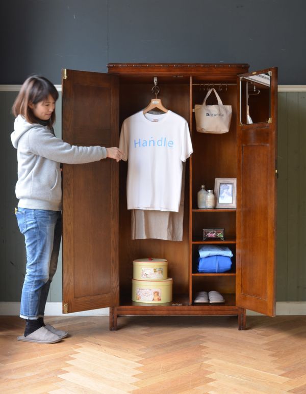 アンティークのキャビネット　アンティーク家具　小さなお花がたっぷりデザインされた、オーク材のワードローブ。外国製のワードローブは装飾があちこちにあるので、絵になるアイテム。(q-591-f)