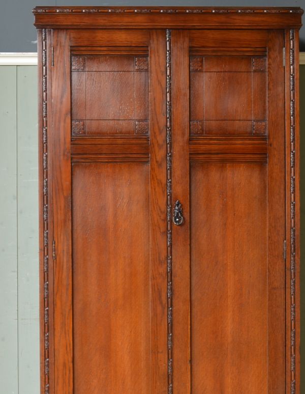 アンティークのキャビネット　アンティーク家具　小さなお花がたっぷりデザインされた、オーク材のワードローブ。美しい木製の扉。(q-591-f)