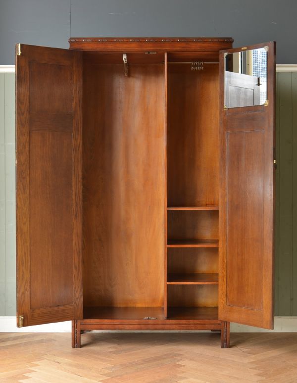 アンティークのキャビネット　アンティーク家具　小さなお花がたっぷりデザインされた、オーク材のワードローブ。中もキレイにお直ししてありますので、何でも入れていただけます。(q-591-f)