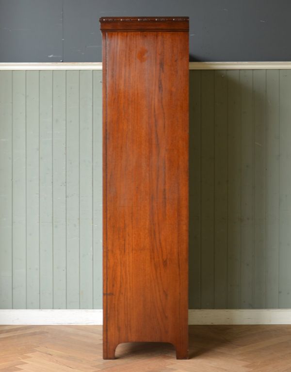 アンティークのキャビネット　アンティーク家具　小さなお花がたっぷりデザインされた、オーク材のワードローブ。横から見るとスッキリしています。(q-591-f)