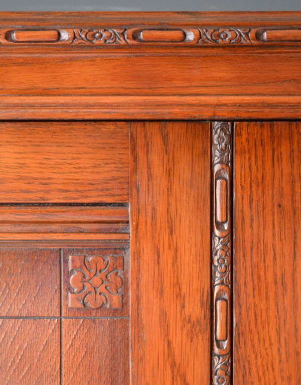 アンティークのキャビネット　アンティーク家具　小さなお花がたっぷりデザインされた、オーク材のワードローブ。お花の装飾がたっぷり。(q-591-f)