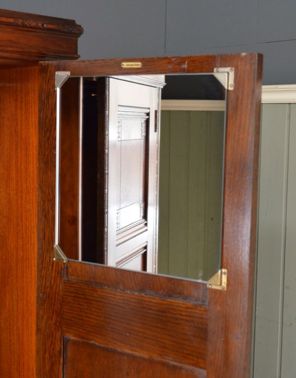 アンティークのキャビネット　アンティーク家具　小さなお花がたっぷりデザインされた、オーク材のワードローブ。内側にミラーが付いています。(q-591-f)