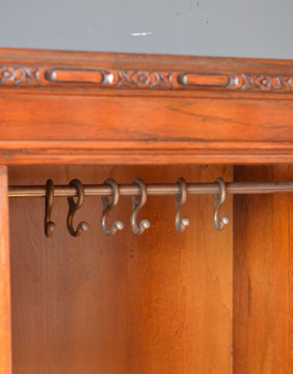 アンティークのキャビネット　アンティーク家具　小さなお花がたっぷりデザインされた、オーク材のワードローブ。左扉の内側にネクタイを掛けるバーがあります！【 バーの長さ 】35.5cm。(q-591-f)