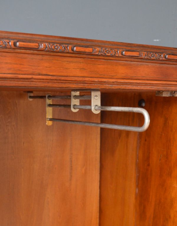 アンティークのキャビネット　アンティーク家具　小さなお花がたっぷりデザインされた、オーク材のワードローブ。扉の中は広々しています。(q-591-f)