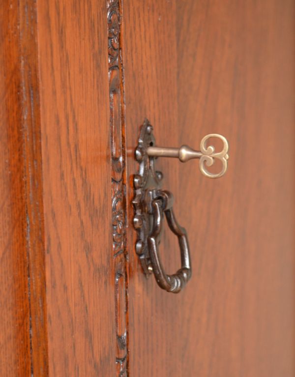 アンティークのキャビネット　アンティーク家具　小さなお花がたっぷりデザインされた、オーク材のワードローブ。アンティークの鍵が付いていました。(q-591-f)