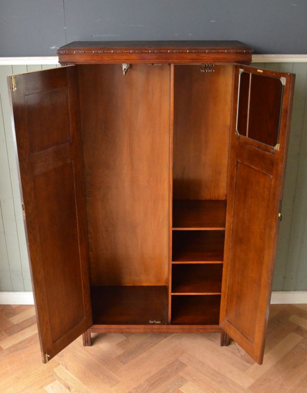 アンティークのキャビネット　アンティーク家具　小さなお花がたっぷりデザインされた、オーク材のワードローブ。お気に入りのお洋服や帽子を、た〜っぷり収納できるとっても便利なワードローブ。(q-591-f)