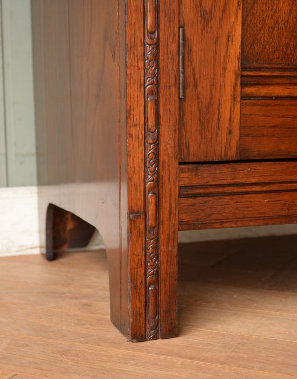 アンティークのキャビネット　アンティーク家具　小さなお花がたっぷりデザインされた、オーク材のワードローブ。しっかり支えてくれる脚で、安定感バツグン。(q-591-f)