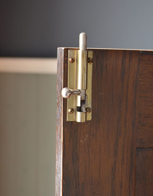 アンティークのキャビネット　アンティーク家具　小さなお花がたっぷりデザインされた、オーク材のワードローブ。扉の上下に当時の金具が残っていました。(q-591-f)